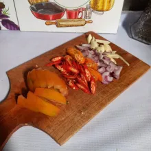 Iris cabai, bawang, dan tomat.