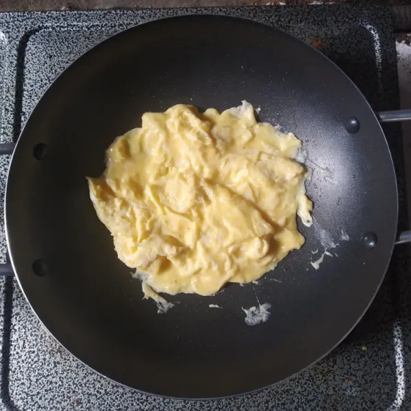 Kocok lepas telur, kemudian masak dengan api kecil, buat telur orak arik, tidak perlu sampai kering, usahakan telur tidak terpisah-pisah.