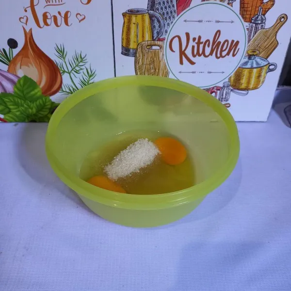 Masukkan telur dan gula pasir ke dalam bowl. Mixer dengan kecepatan tinggi sampai gula tercampur.