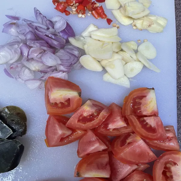 Siapkan irisan bawang merah, bawang putih, jahe, cabe rawit.