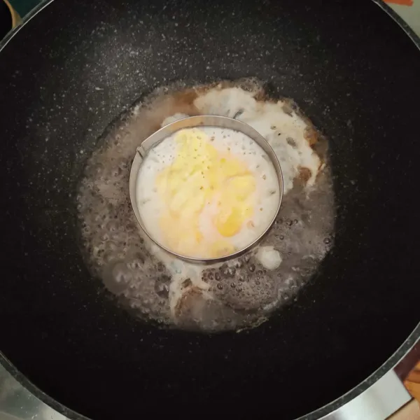 Masukkan telur, tutup pan, masak hingga matang. Rasanya seperti telur ceplok mata sapi goreng hanya saja kalori lebih rendah.