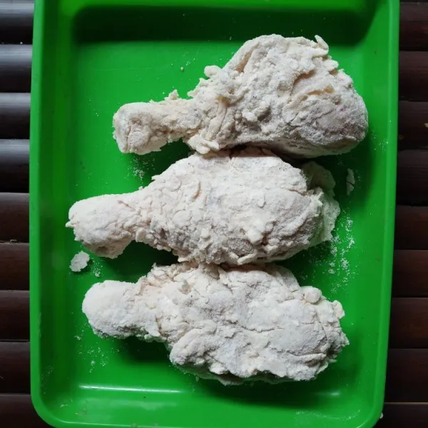 Baluri ayam yang sudah dimarinasi dengan tepung berbumbu yang sudah dibuat sebelumnya, cubit-cubit agar permukaannya keriting.
