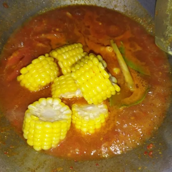 Masak hingga kuah mendidih, lalu cicipi rasanya, kemudian masukkan jagung rebus.