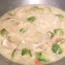 Tuang santan. Aduk rata.