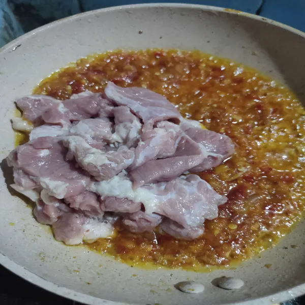 Tumis kembali bumbu yang sudah dihaluskan dengan sedikit minyak hingga harum, lalu masukkan daging sapi.