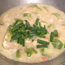 Terakhir masukkan daun bawang. Tes rasa, angkat setelah kuah mendidih.