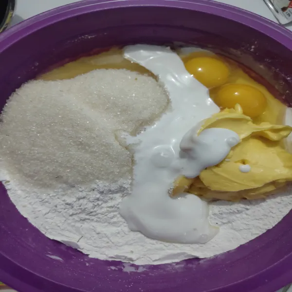 Campur tepung terigu, gula pasir, margarin, santan instan, dan telur, lalu aduk rata.