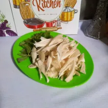 Siangi daun kemangi dan suwir-suwir jamur tiram.