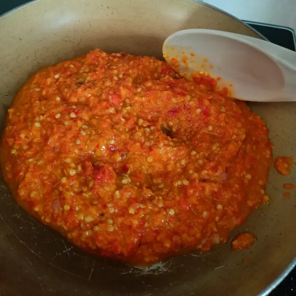 Chopper kasar bahan sambal, kemudian panaskan sebentar di atas pan. Angkat dan sajikan bersama ayam krispy.