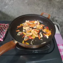 Masukkan irisan tomat dan masak sebentar.