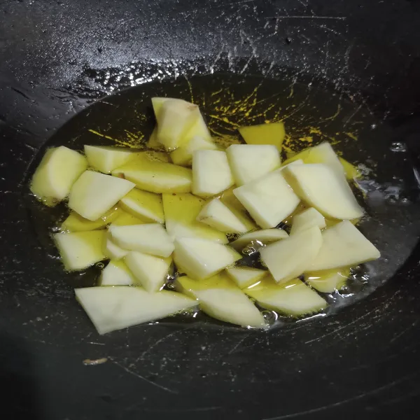 Kupas kentang potong sesuai selera, lalu cuci bersih. Goreng kentang hingga matang, lalu sisihkan.