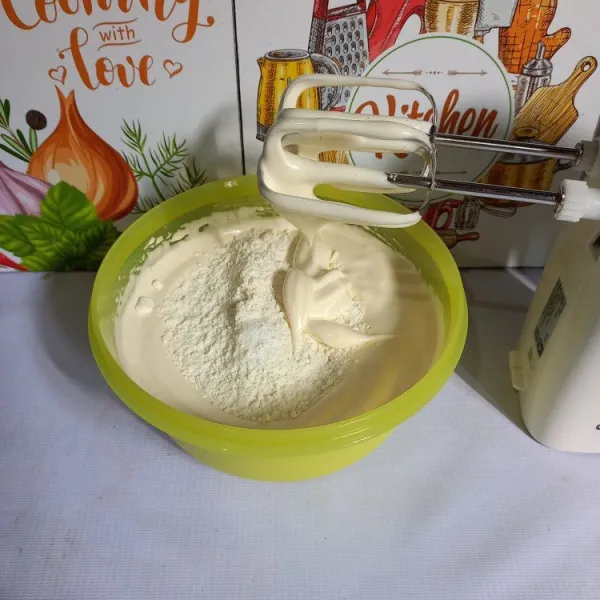 Masukkan tepung terigu, garam, dan perisa vanilla. Mixer dengan kecepatan rendah sampai tercampur rata.
