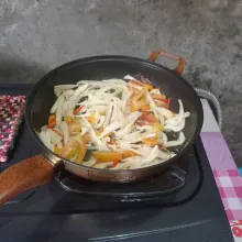 Masukkan suwiran jamur tiram yang sudah dicuci. Bumbui dengan garam, gula pasir, dan penyedap rasa. Masak sampai layu, lalu cicipi rasanya.