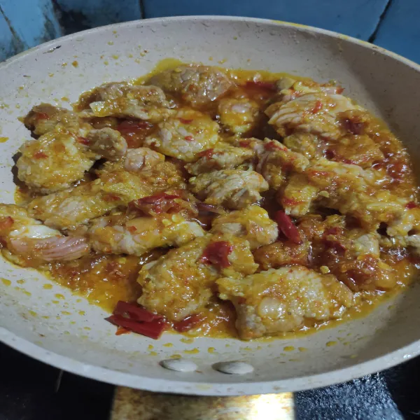 Aduk rata daging dengan bumbu, masak hingga daging berubah warna.