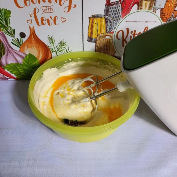 Masukkan margarin leleh dan pasta pandan. Aduk balik dengan spatula sampai tercampur rata (mulai panaskan kukusan, alasi tutup kukusan dengan kain bersih.)
