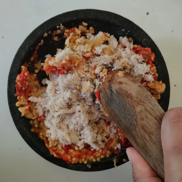 Terakhir masukkan kelapa parut, lalu aduk rata, cicipi rasanya. Kemudian sajikan (sambal jenggot biasanya disajikan dengan sayur bobor).