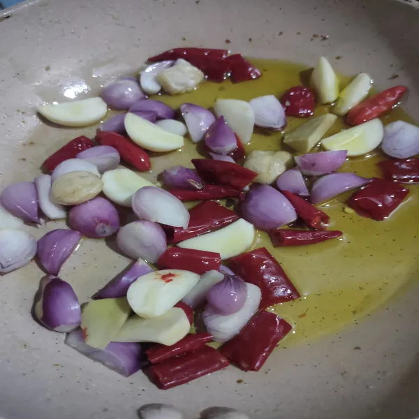 Potong kasar bahan bumbu, kemudian tumis hingga layu, lalu haluskan (uleg).