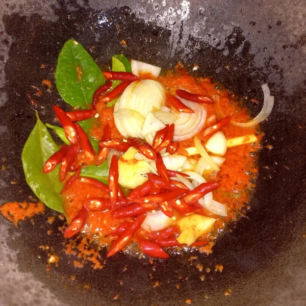 Panaskan minyak secukupnya, masukkan bumbu halus, daun salam, jahe, daun jeruk, sereh, bahan yang diiris, aduk rata dan masak hingga harum dan bahan irisan agak sedikit layu.