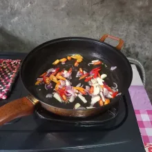 Tumis cabai dan bawang sampai harum.