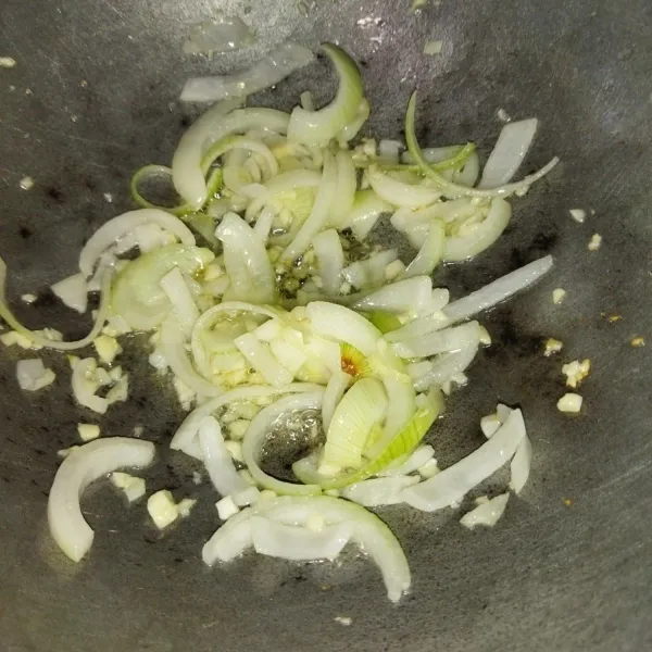 Membuat saus : tumis bawang bombay dan bawang putih, lalu tumis hingga harum dan layu.