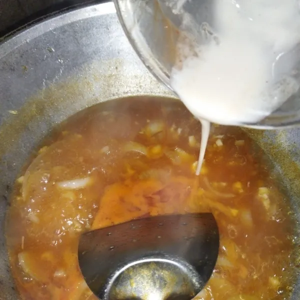 Lalu masukkan larutkan tepung maizena dengan 3 sdm air matang, lalu aduk rata. Kemudian masukkan ke dalam saus, aduk rata.
