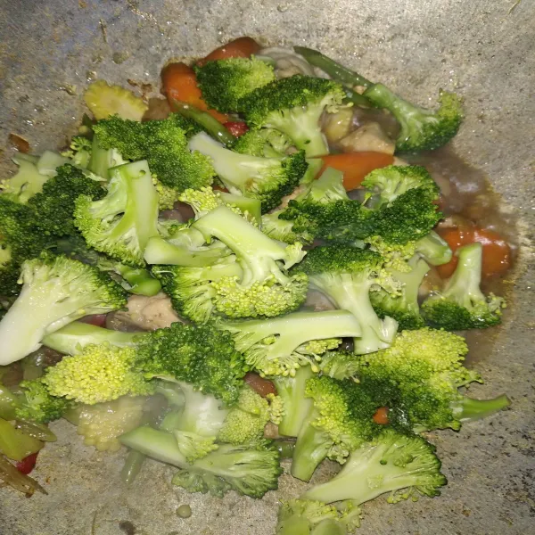 Setelah itu, masukkan brokoli, aduk sebentar, koreksi rasa dan siap disajikan.