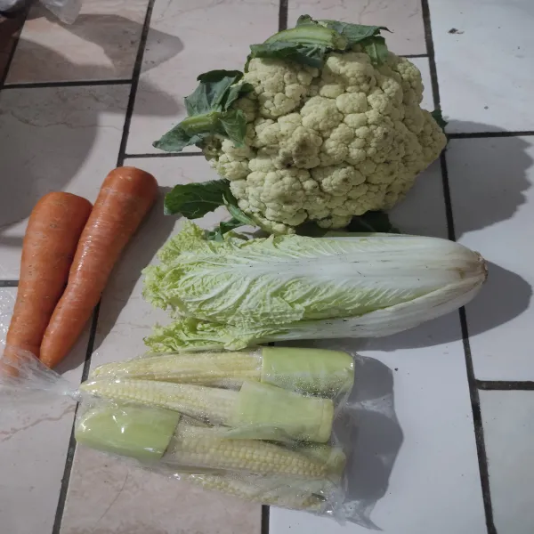 Siapkan bahan-bahan sayuran terlebih dahulu.