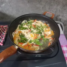 Terakhir masukkan daun kemangi, lalu aduk-aduk dan matikan kompor. Kemudian sajikan.