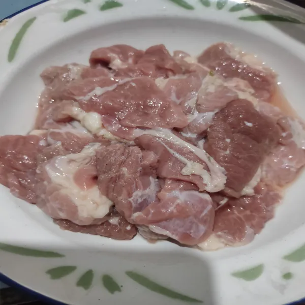Iris tipis daging sapi, lalu cuci bersih, kemudian sisihkan.