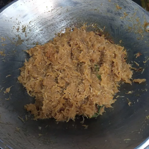 Sambil sesekali diaduk, masak sampai air asat. Unti kelapa siap digunakan untuk bahan isian.