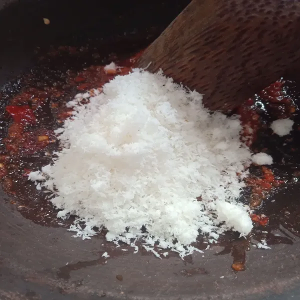 Haluskan semua bumbu, tambahkan kelapa parut dan cek rasa.