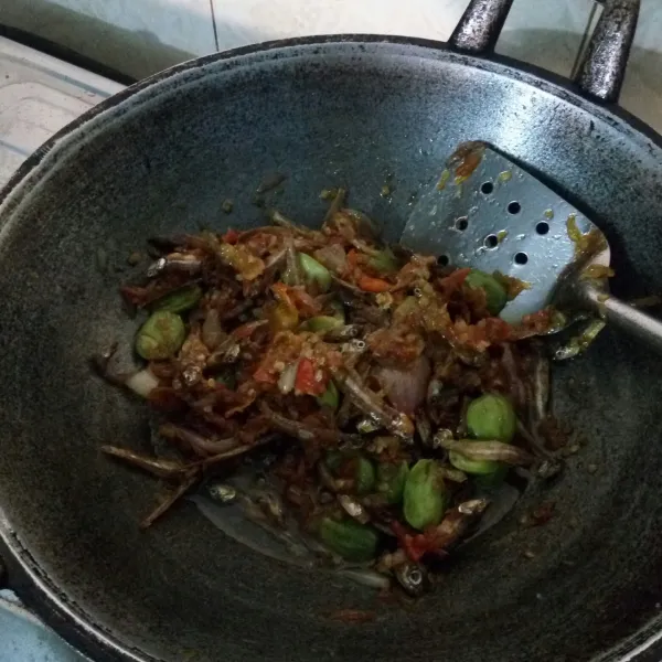 Aduk rata, koreksi rasa. Masak sebentar, matikan api. Angkat.