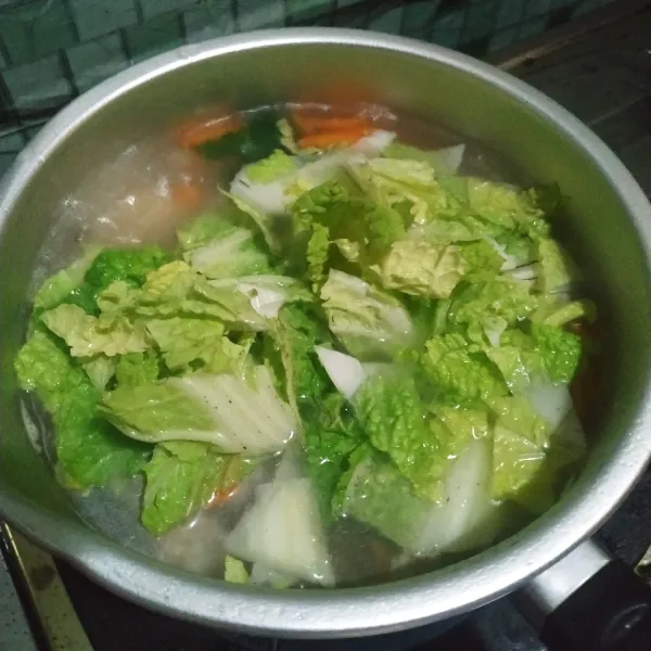 Jika sudah empuk, tambahkan sawi putih. Masak hingga sawi layu.