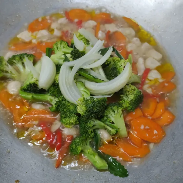 masukkan brokoli dan irisan bawang bombay. aduk rata, masak sampai matang. angkat dan sajikan