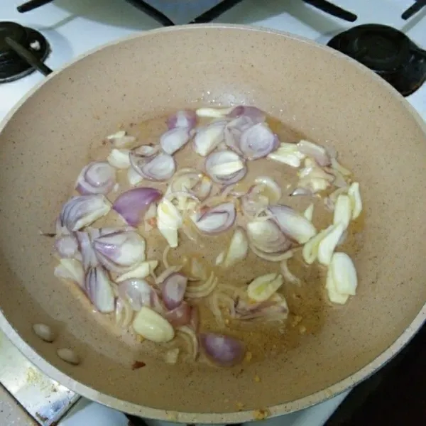 Panaskan minyak goreng, tumis irisan bawang putih dan bawang merah hingga harum