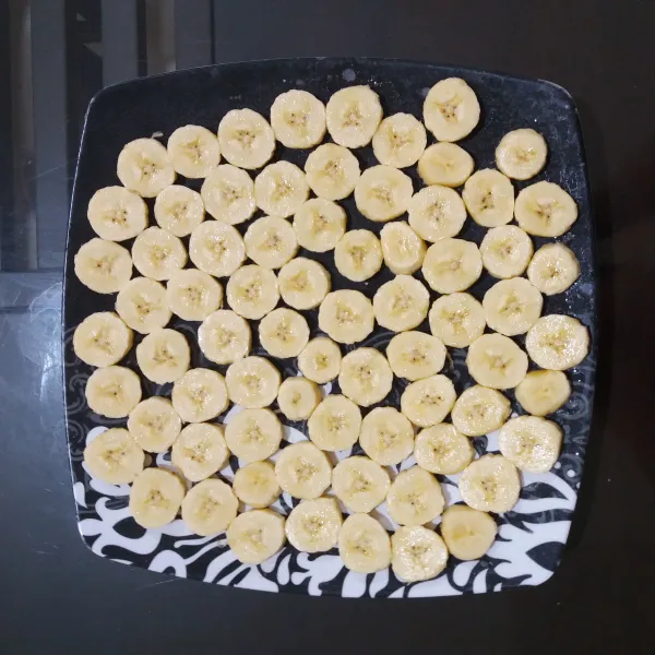 Potong-potong pisang sesuai selera, tata di piring.