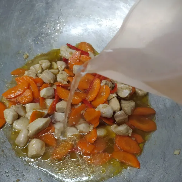 tambahkan air, masak sampai wortel ½ matang. koreksi rasa sesuai selera.