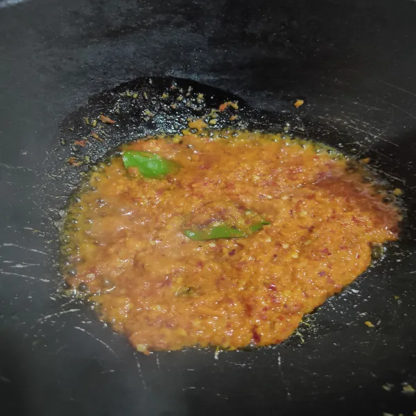 Siapkan bahan bumbu halus, tumis bumbu halus dengan sedikit minyak tambahkan daun jeruk, masak hingga harum.