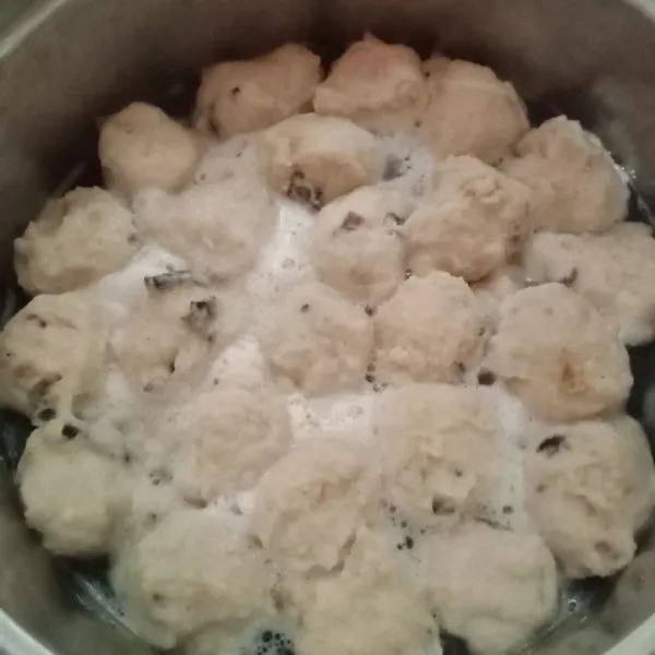 Siapkan panci berisi air yang sudah mendidih kemudian cetak bakso sampai semua adonan habis, masak dengan api kecil hingga bakso mengapung.