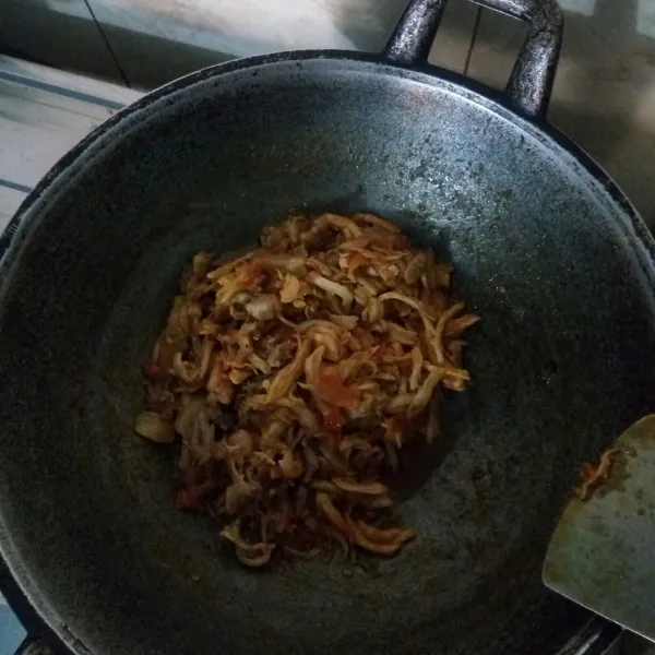 Masak hingga air dan bumbu benar-benar meresap, angkat, sajikan selagi hangat!