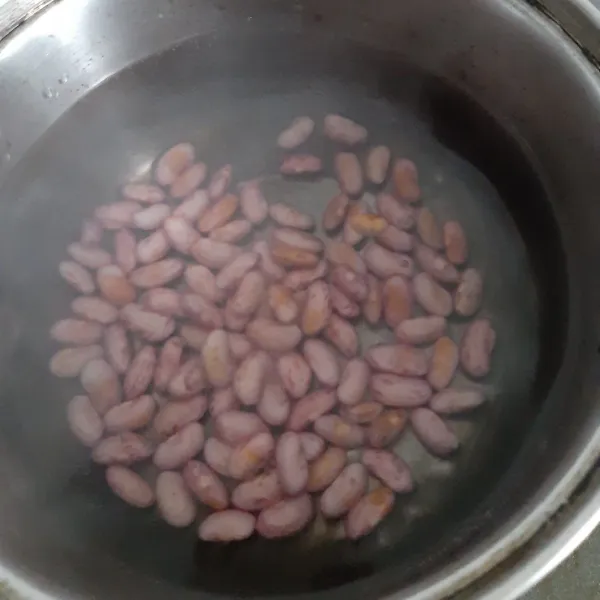 Didihkan air dalam panci lalu rebus kacang sapmpai setengah matang
