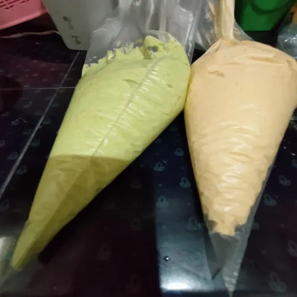 Bagi adonan menjadi 2 bagian, 1 adonan beri pasta pandan dan adonan yang 1 biarkan tanpa warna dan masukkan dalam piping bag.