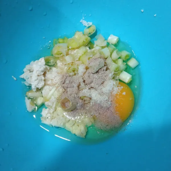 Kemudian masukkan telur, garam, daun bawang, merica bubuk, dan kaldu bubuk.