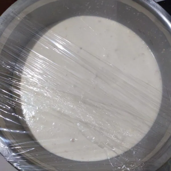 Tutup plastik wrap/serbet bersih. Kemudian diamkan selama 30 menit.