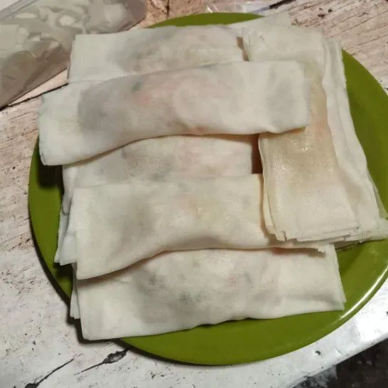 Ambil 2 lembar kulit lumpia. Beri isian secukupnya. Olesi penggir kulit lumpia dengan putih telur. Lipat dan tekan hingga merekat.