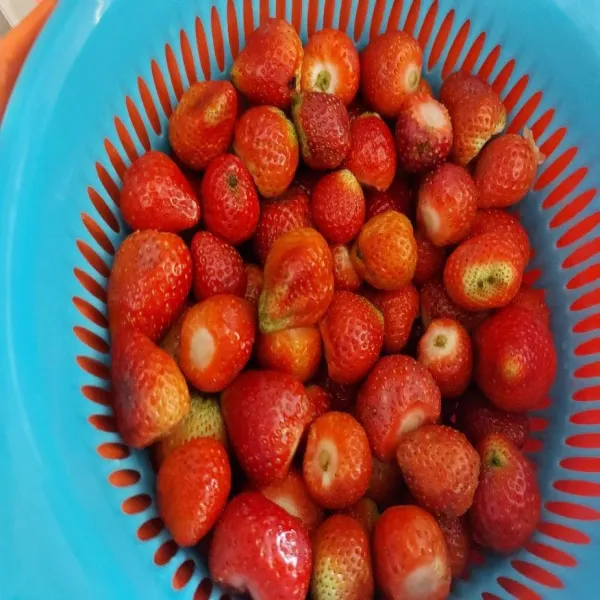 Rendam strawberry dalam air yang di campur sedikit garam, lalu cuci bersih di air yang mengalir.