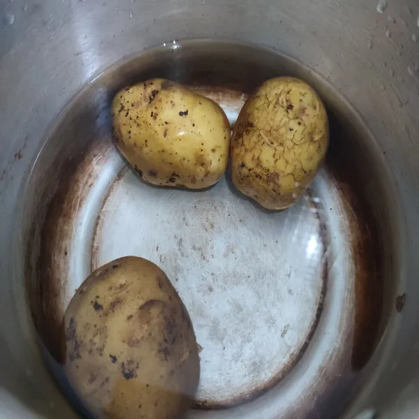Rebus kentang hingga empuk, sisihkan.