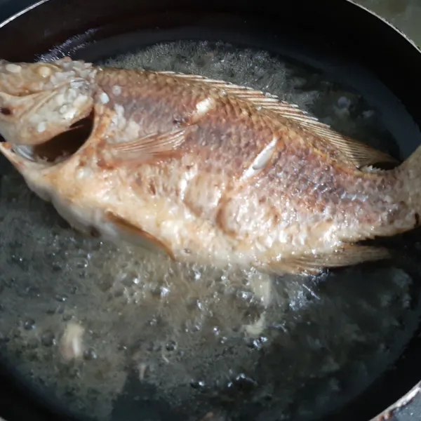 Balik ikan lalu goreng lagi sampai kecokelatan.