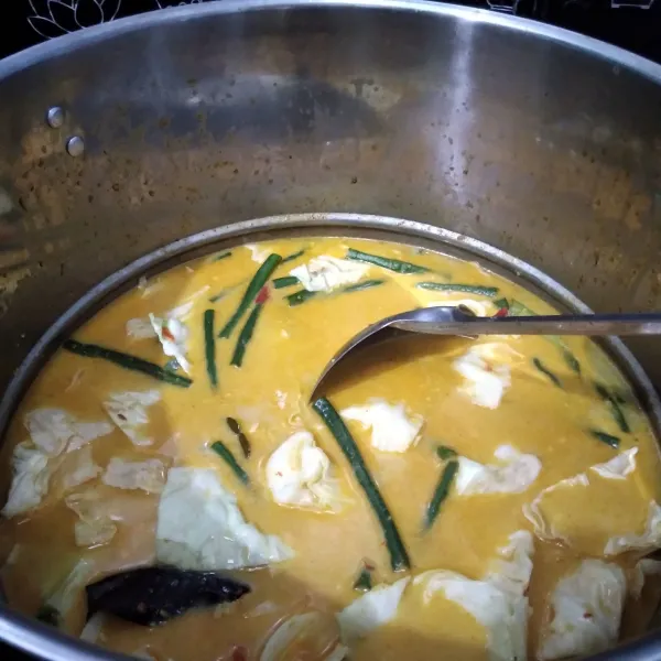 Masukan kol nya dan biarkan sampai marang, cek rasa. Hidangkan dengan taburan bawang goreng.