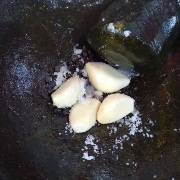Ulek bawang putih dengan sedikit garam.